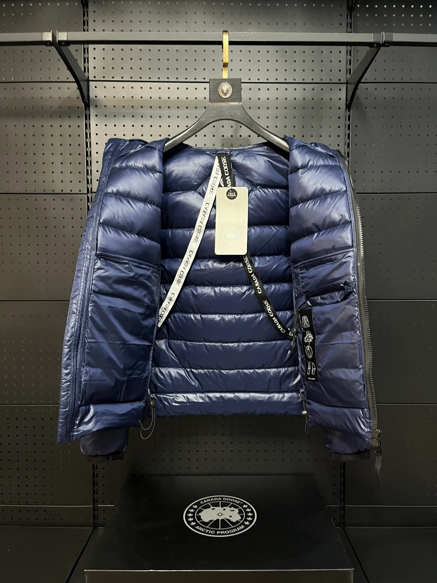 P940 Top 🔥purchase version 𝘾𝘼𝙉𝘼𝘿𝘼 𝙂𝙊𝙊𝙎𝙀/Canada Goose 2227 thin and light style. It’s super lightweight and doesn’t feel any weight on your upper body at all! Show more temperament‼  Canada Goose, a Canadian brand, has always been recognized as the warmest down jacket. Various Instagram celebrities, Internet celebrities, and celebrities often wear it for street photos. I make Canada Goose every year, but I still can’t get rid of my love for the goose. No matter how cold the winter is, there is no need to be afraid. Canada Goose is the legendary warmest down jacket and is known as a must-have for Arctic outdoor sports! The most popular down jacket in the world, celebrities are rushing to buy it, it is a must-have! Size: S-2XL Color: silver gray (red label) silver gray (black label), black (red label), black (black label), dark blue
